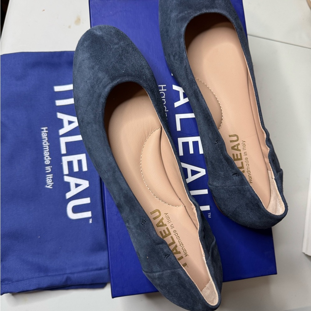 Italeau Women's Blue Suede Flats